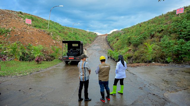 Wakil Gubernur Sulawesi Selatan, Fatmawati Rusdi, mendampingi Menteri Lingkungan Hidup (LH) Hanif Faisol Nurofiq saat meninjau Tempat Pemrosesan Akhir (TPA) Tamangapa di Kota Makassar, Jumat, 30 Mei 2025.