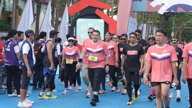 Wali Kota Makassar, Munafri Arifuddin, ikut meramaikan lari kategori 10K, Sabtu (31/5/2025), start di Anjungan Pantai Losari dan finish juga di tempat yang sama didampingi Ketua PKK Melinda Aksa.