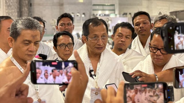 Menag Nasaruddin Umar, Wamenag Romo Muhammad Syafi'i, dan jajaran di depan Masjidil Haram.