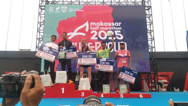 Rikki Simbolon Taklukkan Makassar Half Marathon dalam 1 Jam 10 Menit