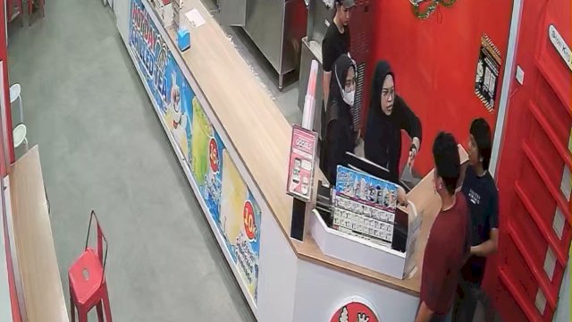 Aksi premanisme Jukir di Makassar terekam dalam CCTV Mixue Jl Sunu.