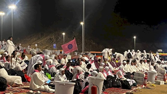 Jemaah haji Indonesia tiba di Muzdalifah.
