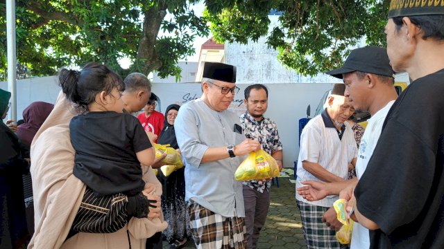 Taufan Pawe Berbagi Daging Kurban dan Sembako kepada Warga Parepare di Hari Raya Idul Adha