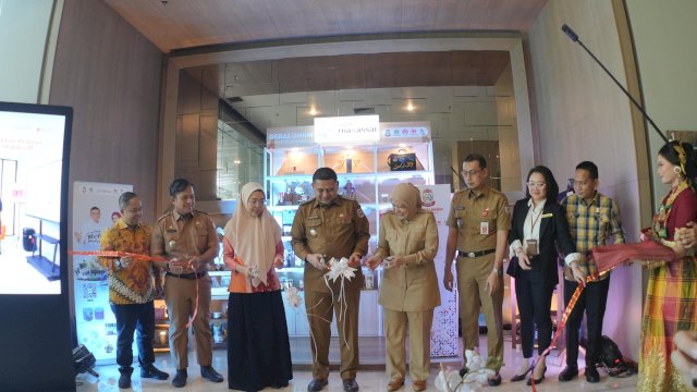 Wali Kota Makassar, Munafri Arifuddin bersama Wakil Wali Kota Aliyah Mustika Ilham dan Ketua TP PKK Makassar, Melinda Aksa menghadiri launching Gerai UMKM yang digelar di Hotel Gammara, Selasa (10/6/2025).
