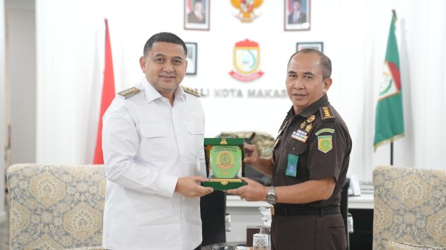 Wali Kota Makassar, Munafri Arifuddin menerima kunjungan audiensi dari Asisten Pidana Militer Kejaksaan Tinggi Sulawesi Selatan, Kolonel Laut (H) Dr. M. Asri Arief, SH., M.Si., CTMP, di Balai Kota Makassar, Rabu (11/6/2025).