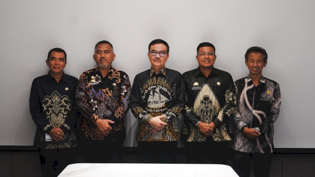 Sekretaris Daerah Provinsi Sulawesi Selatan, Jufri Rahman bersama empat kandidat Sekretaris Daerah (Sekda) Kabupaten Sidenreng Rappang (Sidrap).