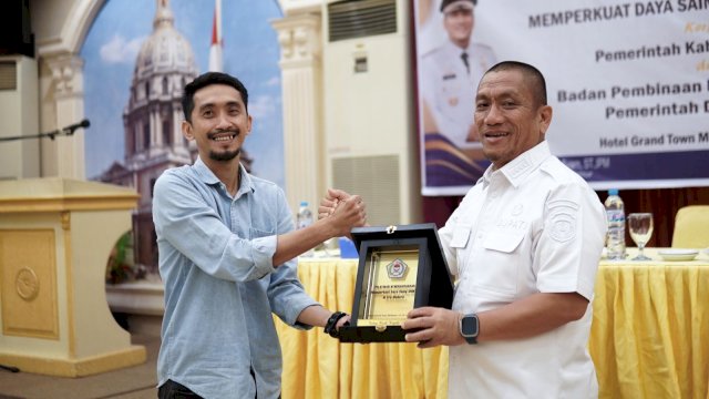 Bupati Kabupaten Luwu Timur, H. Irwan Bachri Syam (kanan)