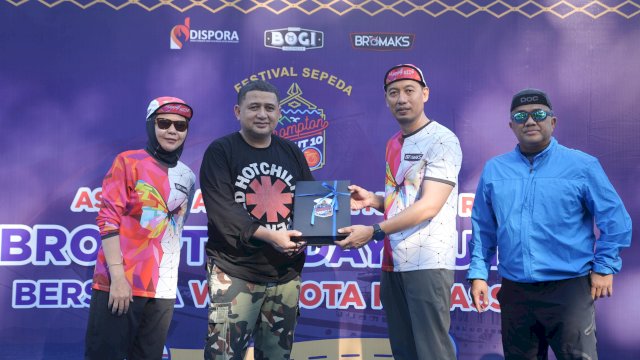 Wali Kota Makassar, Munafri Arifuddin,melepas peserta Gowes Brompton Day Out yang dimulai dari Kantor Balai Kota Makassar di Jl. Ahmad Yani dan berakhir di Monumen Mandala, Jl. Jenderal Sudirman, Minggu (15/6/2025).