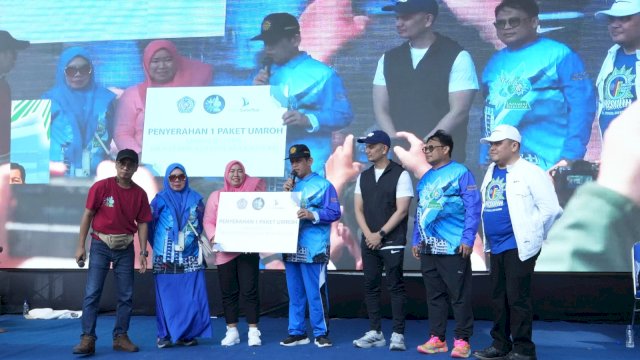 Gerak Jalan Sehat Milad 62 Unismuh, Petugas Kebersihan Raih Hadiah Umrah
