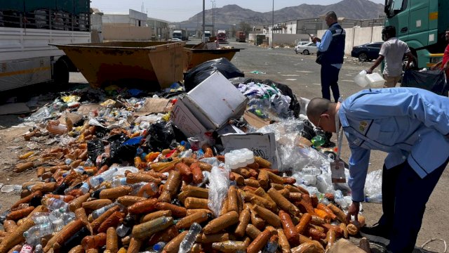 DOK KEMENAG/Air zamzam yang dibuang dari Koper Bagasi jemaah haji Indonesia.
