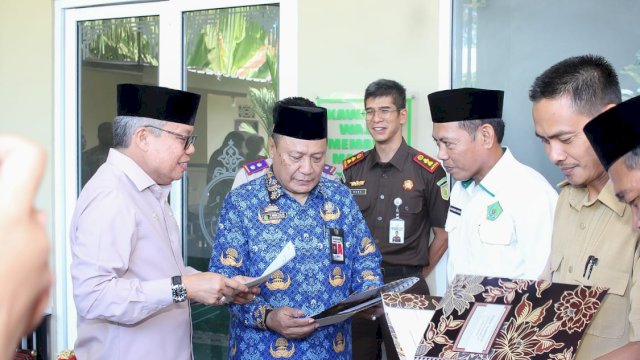BPN Bulukumba Serahkan Sertipikat Tanah Wakaf, Taufan Pawe: Program Ini Harus Terus Didukung