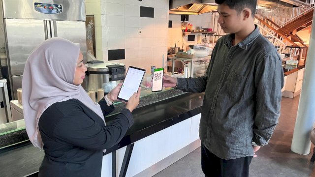 Seorang pengguna Kallafriends melakukan transaksi di Gastros Cafe, Wisma Kalla, Selasa (17/6/2025). Selama Juni 2025, Kallafriends memberikan cashback kepada pengguna aplikasi yang melakukan top up.