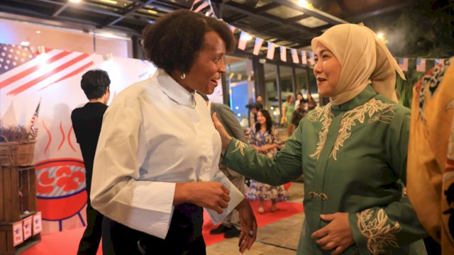 Wakil Wali Kota Makassar, Aliyah Mustika Ilham menghadiri perayaan 249 Tahun Kemerdekaan Amerika Serikat yang diselenggarakan oleh Konsulat Jenderal Amerika Serikat di Surabaya, di Palimanan Resto & Café, Jl. Citra Raya Utama, Surabaya, pada Selasa malam (17/6/2025). 