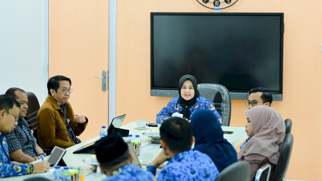 Wakil Gubernur Sulsel, Fatmawati Rusdi memimpin Rapat Koordinasi Penyelarasan Data Kependudukan untuk Program Penerima Bantuan Iuran (PBI) Jaminan Kesehatan Nasional (JKN) di Kantor Gubernur, Jalan Urip Sumoharjo, Makassar, pada Selasa, 17 Juni 2025.