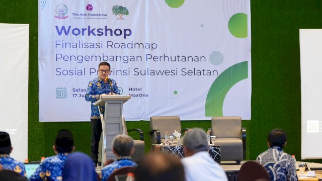 Sekretaris Daerah Provinsi (Sekdaprov) Sulawesi Selatan, Jufri Rahman, membuka Workshop Finalisasi Roadmap Pengembangan Perhutanan Sosial Provinsi Sulawesi Selatan yang digelar di Hotel Maxone Makassar, Selasa, 17 Juni 2025.
