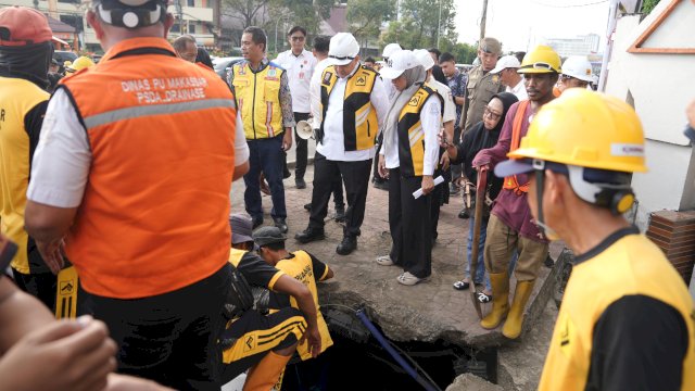Wali Kota Makassar, Munafri Arifuddin, memimpin langsung kegiatan kolaboratif penanganan genangan melalui aksi kerja bakti lintas instansi di koridor Jl. A.P. Pettarani, tepatnya di sekitar kawasan Universitas Negeri Makassar (UNM), Rabu (18/6/2025) sore.