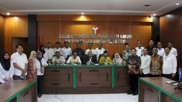 Rapat bersama jajaran pimpinan dan staf sekretariat Bawaslu Provinsi Sulawesi Selatan, Rabu (18/6/2025), di ruang rapat kantor Bawaslu Sulsel.
