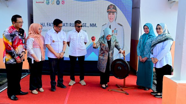 Wakil Gubernur Sulawesi Selatan, Fatmawati Rusdi, meresmikan program Pemutakhiran Data Anak Stunting (PEDAS 3) dan Gerakan Orang Tua Asuh Cegah Stunting (GENTING) di Kabupaten Bulukumba.