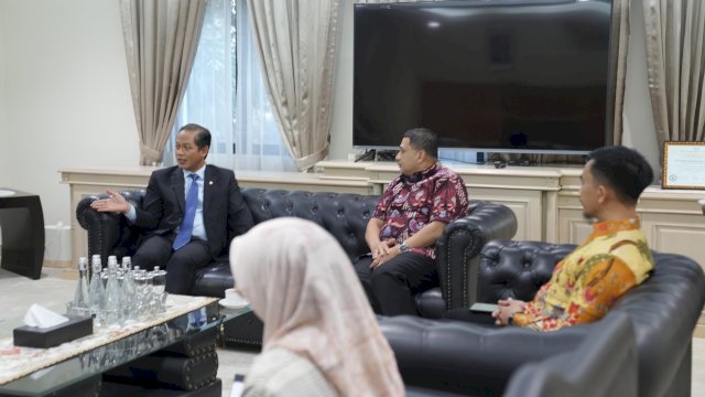 Wali Kota Makassar, Munafri Arifuddin, melakukan audiensi dengan Menteri Lingkungan Hidup dan Kehutanan (LHK) RI, Dr. Hanif Faisol Nurofiq, di Kantor Kementerian LHK, Jakarta, Jumat (20/6/2025).