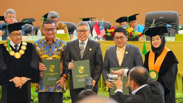 Taufan Pawe Raih Penghargaan Prestisius di Tengah Semarak Milad UMI ke-71
