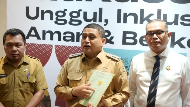Kepala Kejaksaan Negeri Makassar, Nauli Rahim Siregar saat menyerahkan sertipikat lahan perumahan kepada Wali Kota Makassar, Munafri Arifuddin di kantor Balai Kota, Senin (23/6/2025).