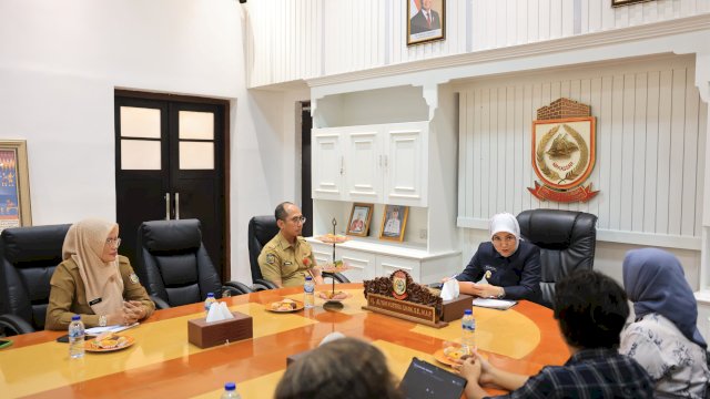 Wakil Wali Kota Makassar, Aliyah Mustika Ilham, menerima audiensi dari tim produksi film Doti: Tumbal Ilmu Hitam yang diproduksi oleh Ruang Visual Production di Ruang Wakil Wali Kota Lantai 2, Balaikota, Senin (23/6/2025).
