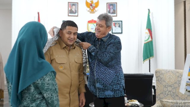  Wali Kota Makassar, Munafri Arifuddin, bersama Ketua TP PKK Makassar, Melinda Aksa menerima kunjungan kehormatan Duta Besar Palestina untuk Indonesia, H.E. Dr. Zuhair, S.M Al-Shun, di Kantor Balai Kota Makassar, Jalan Ahmad Yani, Senin (23/6/2025). 
