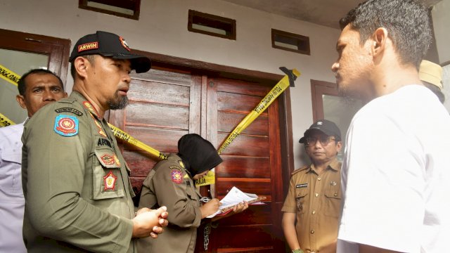 Satuan Polisi Pamong Praja (Satpol PP) menertibkan bangunan perumahan ilegal yang berdiri tanpa izin di kawasan Gelanggang Olahraga (GOR) Sudiang, Kecamatan Biringkanaya, Kota Makassar, Senin, 23 Juni 2025.