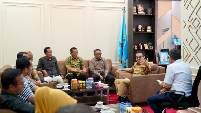  Sekretaris Daerah Provinsi Sulsel, Jufri Rahman menerima kunjungan resmi dari jajaran Pemerintah Provinsi Sulawesi Barat (Pemprov Sulbar) di Ruang Sekretaris Daerah Sulsel, Senin, 23 Juni  2026.
