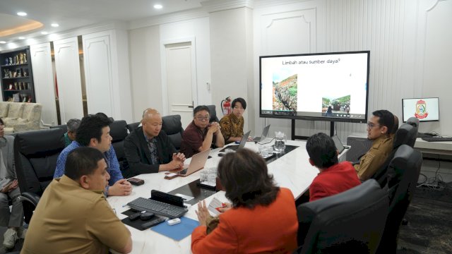 Wali Kota Makassar, Munafri Arifuddin menerima kunjungan dari perwakilan Kota Maniwa, Jepang, bersama tim dari Yachiyo Engineering Co. LTD di Kantor Balai Kota Makassar, Selasa (24/6/2025). 