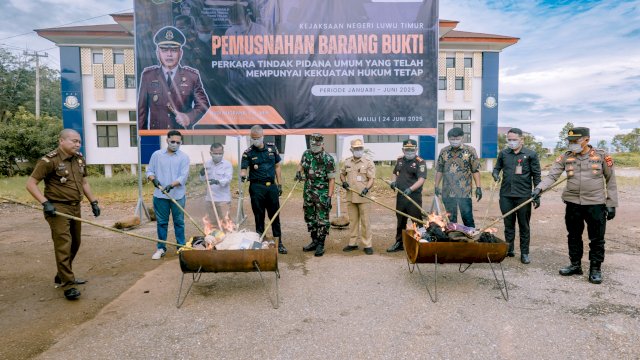 Pemusnahan barang bukti dan barang rampasan dari tindak pidana umum yang telah memiliki kekuatan hukum tetap (inkracht), untuk periode perkara Januari hingga Juni 2025, di Kantor Kejaksaan Negeri Lutim.