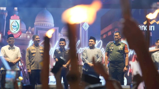 Wali Kota Makassar, Munafri Arifuddin secara resmi melepas peserta Pawai Obor dalam rangkaian kegiatan Festival dan Renungan Muharram yang digelar oleh Yayasan Islamic Center (YIC) Masjid Al-Markaz Al-Islami Jenderal M. Yusuf, Kamis (26/6/2025) malam.