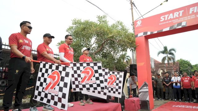  Kapolres Gowa, AKBP Muhammad Aldy Sulaiman didampingi Wakil Bupati Gowa, Darmawansyah Muin, serta jajaran Forkopimda, TNI, Bhayangkari, komunitas olahraga, komunitas musik, KPJ, komunitas motor, dan ribuan warga lainnya.