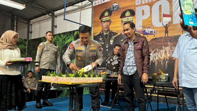 Hari Bhayangkara ke-79, Polisi dan Wakil Rakyat Turun Bantu Petugas Kebersihan