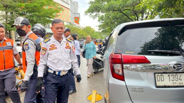 Dinas Perhubungan (Dishub) bersama Perusahaan Daerah (PD) Parkir Makassar Raya melakukan penataan dan penertiban parkir di area Jalan Boulevard, Rabu (2/7/2025). 