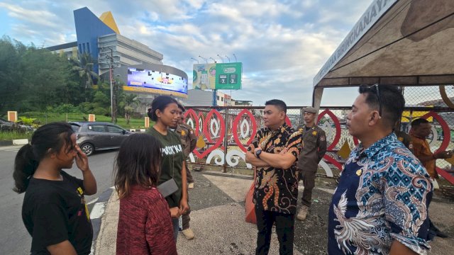 Dinsos bersama Satpol PP, pemerintah kecamatan, dan sejumlah unsur pilar sosial membentuk sembilan posko pengawasan terpadu di titik-titik rawan aktivitas jalanan.
