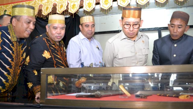 Menteri Kebudayaan Republik Indonesia, Dr. H. Fadli Zon, S.S., M.Sc.,  didampingi Bupati Kabupaten Maros, Dr. H. A. S. Chaidir Syam, S.IP., M.H., dan Wakil Bupati, Andi Mu&rsquo;tazim Mansyur, S.T., M.Si.  secara resmi membuka Pameran Bilah Pusaka yang menjadi bagian dari rangkaian Festival Budaya Nusantara Gau Maraja Leang-Leang 2025 di Gedung Baruga A dan B, Kantor Bupati Maros, pada Kamis (3/7/2025).