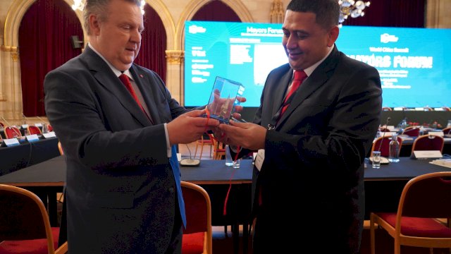 Wali Kota Munafri Serahkan Souvenir Ikonik ke Wali Kota Vienna di Forum WCSMF 2025