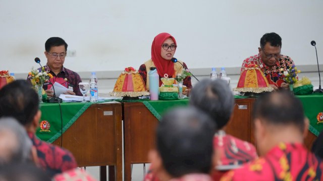 Bupati Kabupaten Gowa, Sitti Husniah Talenrang saat membuka Rapat Koordinasi Satgas Koperasi Merah Putih di Aula Secata Malino, Kecamatan Tinggimoncong, Kamis (3/7/2025). 