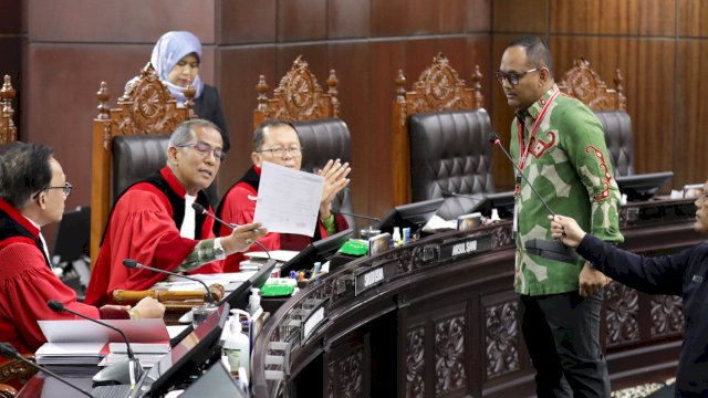 Akhmad Syarifuddin saat diminta mengkonfirmasi surat di hadapan yang mulia Hakim Konstitusi di Ruang Sidang Pleno Gedung I MK, Jumat (4/7). Foto Humas MK/Teguh