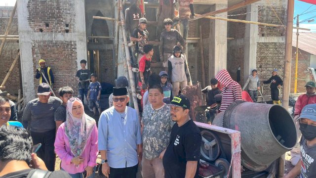 Taufan Pawe Serahkan Bantuan Pembangunan Masjid Al-Fatah di Parepare