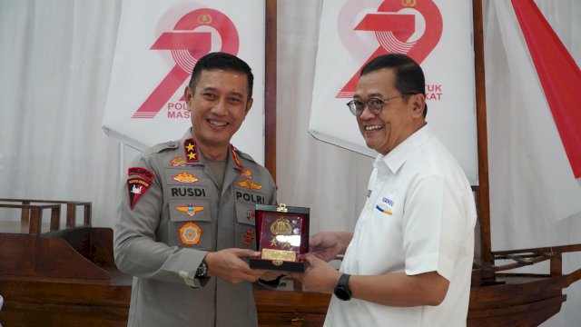 Kepala Kanwil DJP Sulselbartra, YFR Hermiyana dan Kapolda Sulsel, Irjen Pol. Rusdi Hartono
