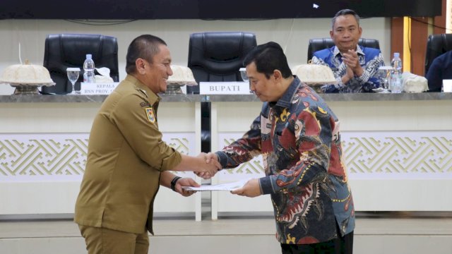 Bupati Luwu Timur, H. Irwan Bachri Syam, bersama Kepala BNNP Sulsel, Brigjen Pol. Budi Sajidin, M.Si.