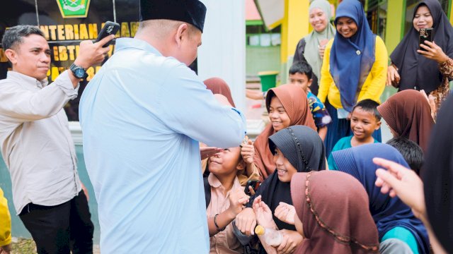 Bupati Bantaeng Larang Sekolah Tentukan Pembelian Seragam: Bebas Beli Dimanapun! 