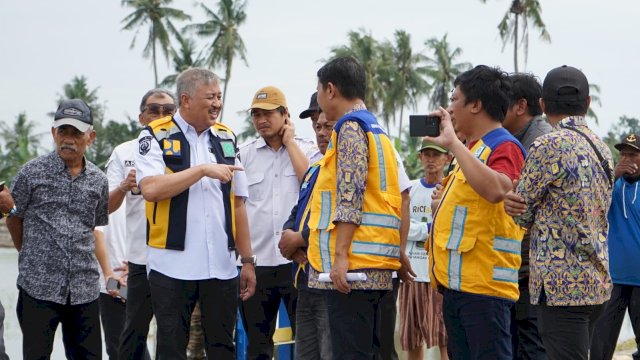 Bupati Pinrang Tinjau Langsung Penggalian Saluran Irigasi Sepanjang 8 Kilometer