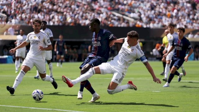 Pemain Paris Saint-Germain, Nuno Mendes, melepas tembakan ke gawang Real Madrid pada laga semifinal Piala Dunia Antarklub 2025. Partai PSG vs Real Madrid bergulir pada Kamis 02.00 WIB di MetLife Stadium, New Jersey.(FIFA via Getty Images/Justin Setterfield)
