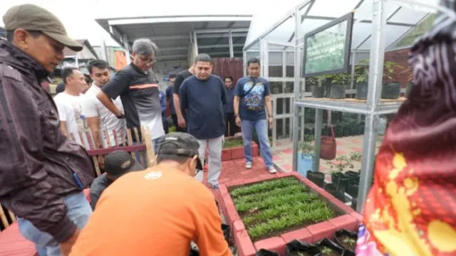 Wali Kota Makassar Munafri Arifuddin pimpin aksi Jumat Bersih digerakan Jumat bersih di Kelurahan Pannampu Kecamatan Tallo.
