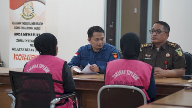 Kedua tersangka berinisial AH dan ER saat di Kejati Sulsel