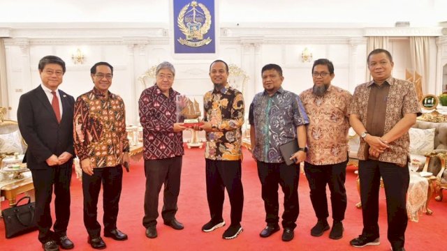 Gubernur Sulawesi Selatan, Andi Sudirman Sulaiman, menerima kunjungan Duta Besar Jepang untuk Indonesia, Masaki Yasushi, di Rumah Jabatan Gubernur Sulsel, Kamis (10/7/2025) malam. 