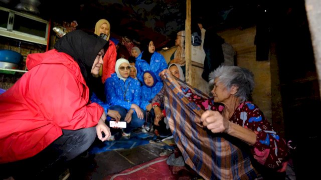 Ketua Tim Penggerak PKK Kabupaten Gowa, Andi Tenri Indah Darmawangsyah turun langsung ke tiga titik di Kelurahan Malino, Kecamatan Tinggimoncong untuk menyalurkan bantuan sembako kepada keluarga miskin ekstrem (KME), Jumat (11/7/2025)
